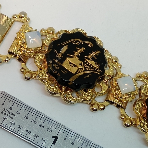 * Vintage Glass Reverse Intaglio Asian Scene Gold Tone Panel Bracelet - Picture 7 of 7